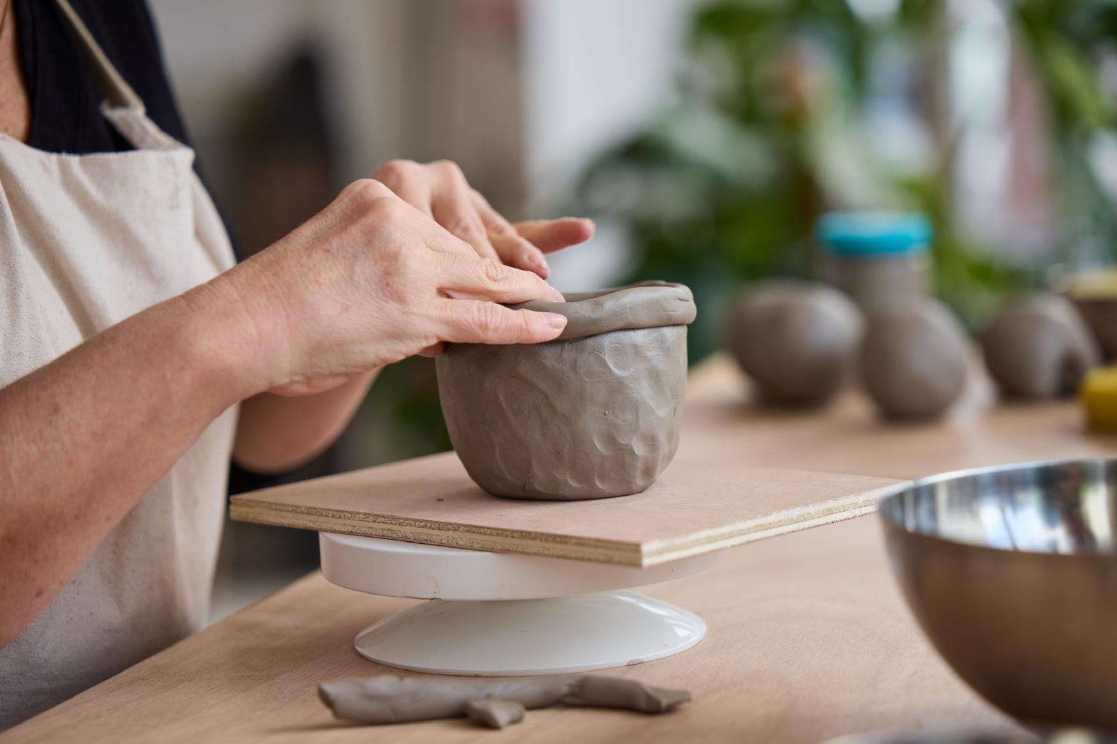 Artisan travaillant sur une poterie